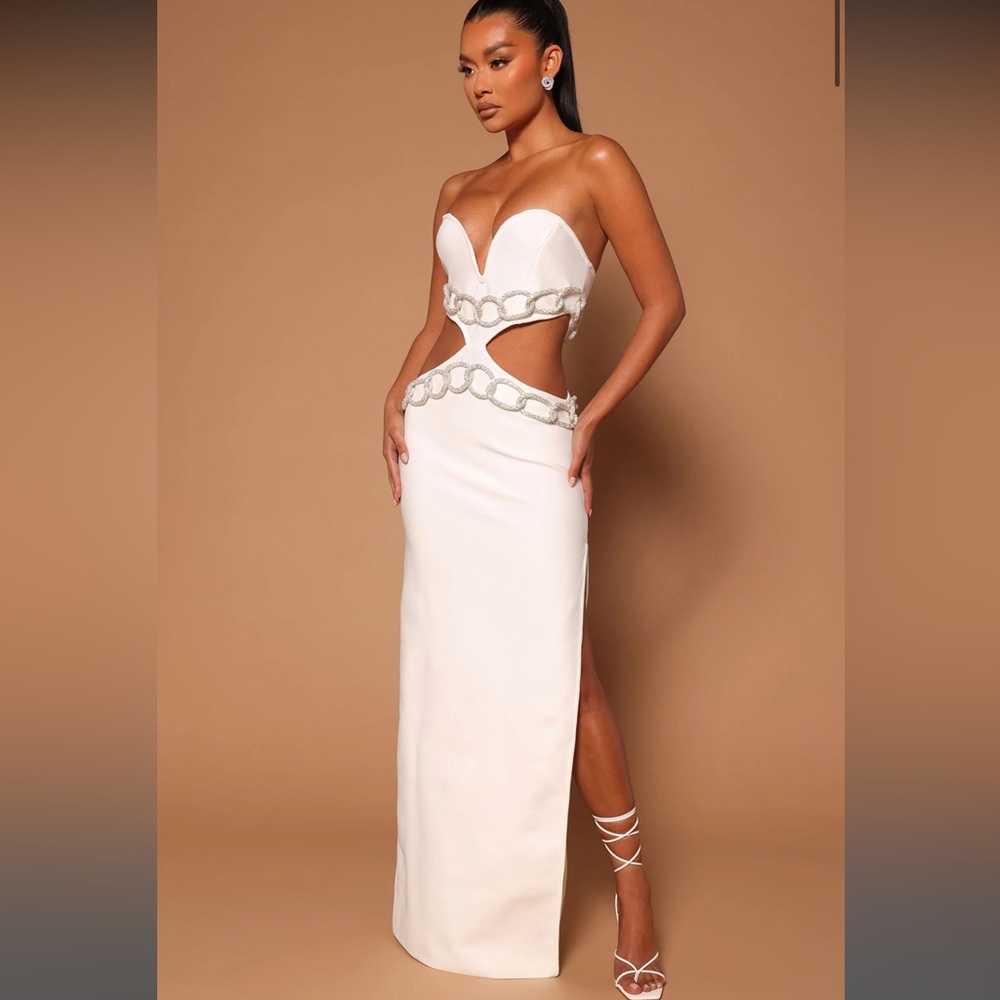 NWT. BEAUTIFUL white gown. Great quality. Size M.